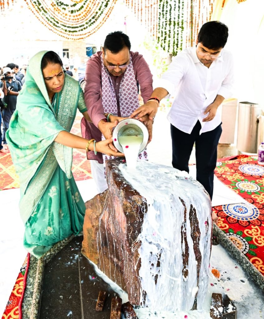 गोवर्धन परिक्रमा के दौरान मुकुट मुखारविंद मंदिर में सपत्नीक विशेष पूजा-अर्चना और आरती करते सीएम भजनलाल शर्मा