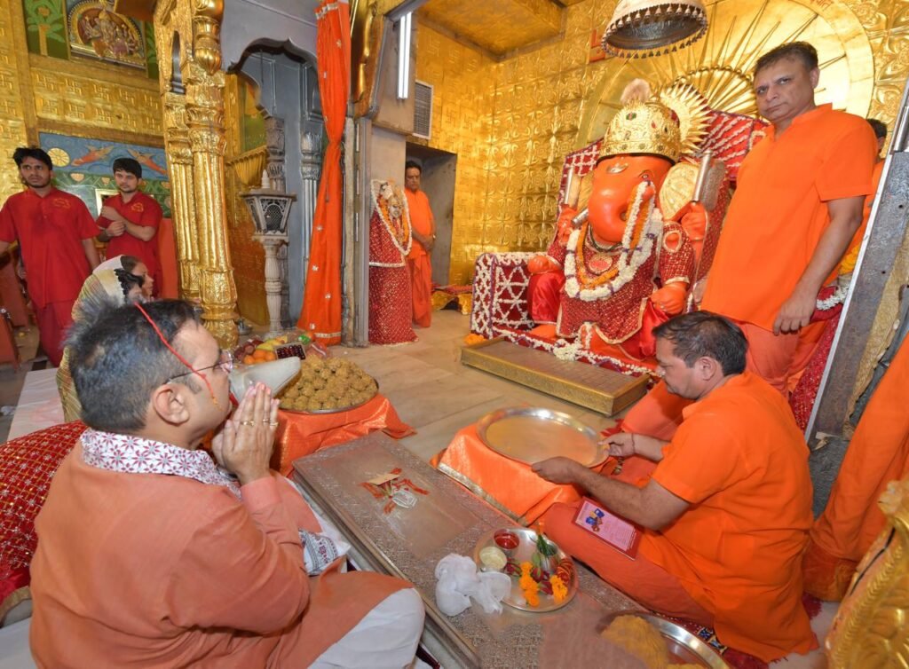 जयपुर के मोती डूंगरी गणेश मंदिर में भगवान गणेश की आरती उतारते मुख्यमंत्री भजनलाल शर्मा