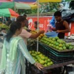 गर्मी के मौसम में बाजार में रखे आम, तरबूज और अन्य फल, बच्चों की सेहत और खाद्य सुरक्षा से जुड़ी प्रतीकात्मक तस्वीर।