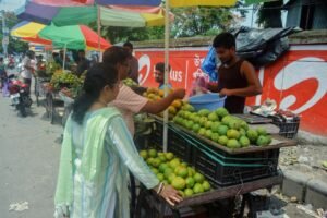 गर्मी के मौसम में बाजार में रखे आम, तरबूज और अन्य फल, बच्चों की सेहत और खाद्य सुरक्षा से जुड़ी प्रतीकात्मक तस्वीर।