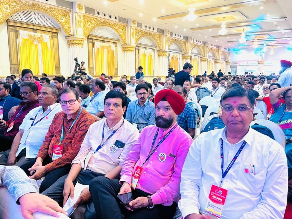 बेंगलुरु में ऑल इंडिया बैंक एम्प्लॉईज एसोसिएशन के 30वें राष्ट्रीय अधिवेशन के मंच पर उपस्थित नवनिर्वाचित पदाधिकारी
