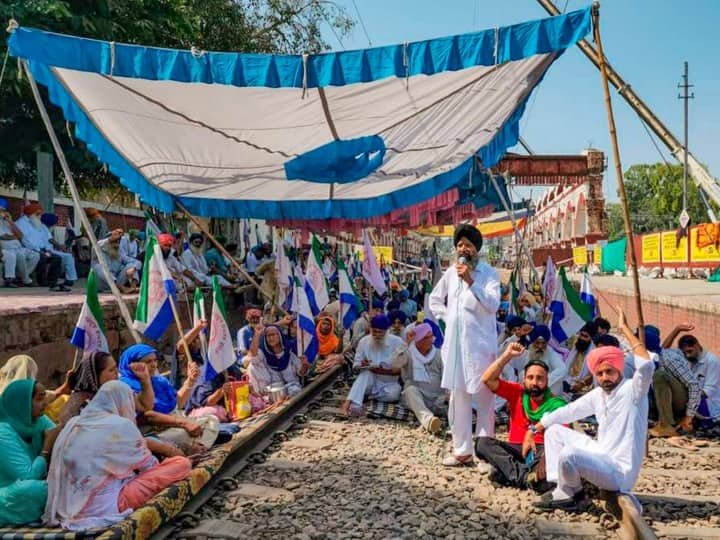 सवाई माधोपुर में किसानों ने नहरों में पानी की मांग को लेकर दिल्ली-मुंबई रेल मार्ग जाम किया