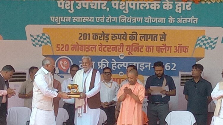 राजस्थान में मोबाइल वेटरनरी यूनिट के माध्यम से पशुपालकों के घर पहुंचकर पशुओं का इलाज करते डॉक्टर
