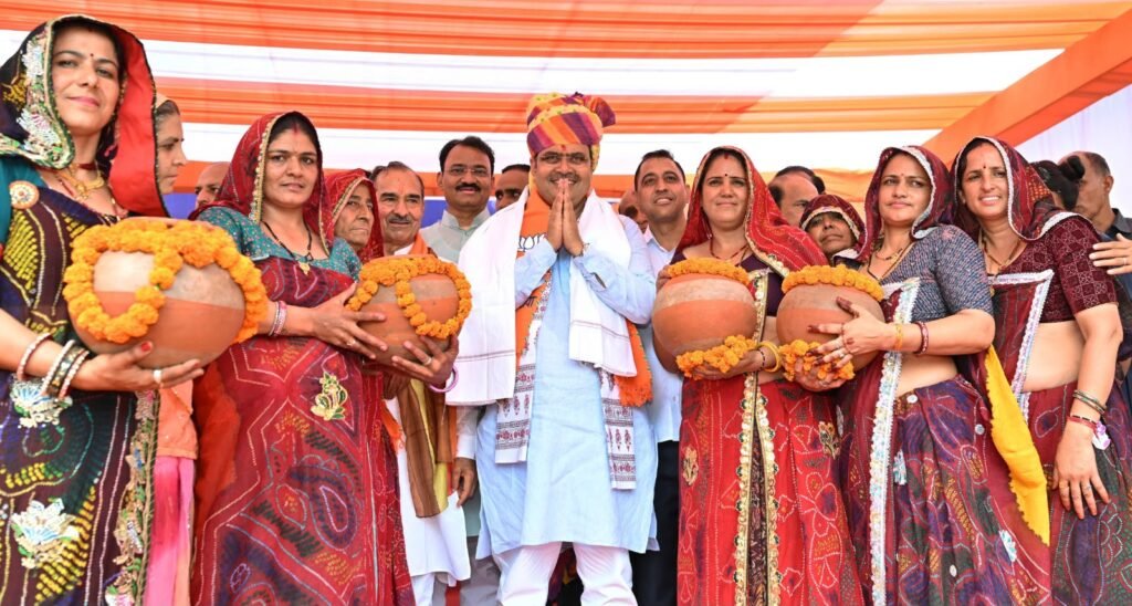 यमुना जल समझौते के बाद जयपुर एयरपोर्ट से मुख्यमंत्री निवास तक रोड शो के दौरान मुख्यमंत्री भजनलाल शर्मा का भव्य स्वागत