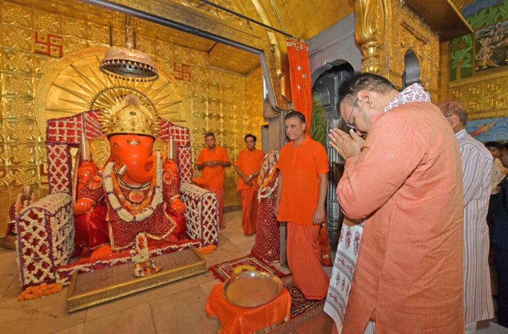 जयपुर के मोती डूंगरी गणेश मंदिर में प्रधानमंत्री मोदी की दीर्घायु के लिए पूजा करते मुख्यमंत्री भजनलाल शर्मा