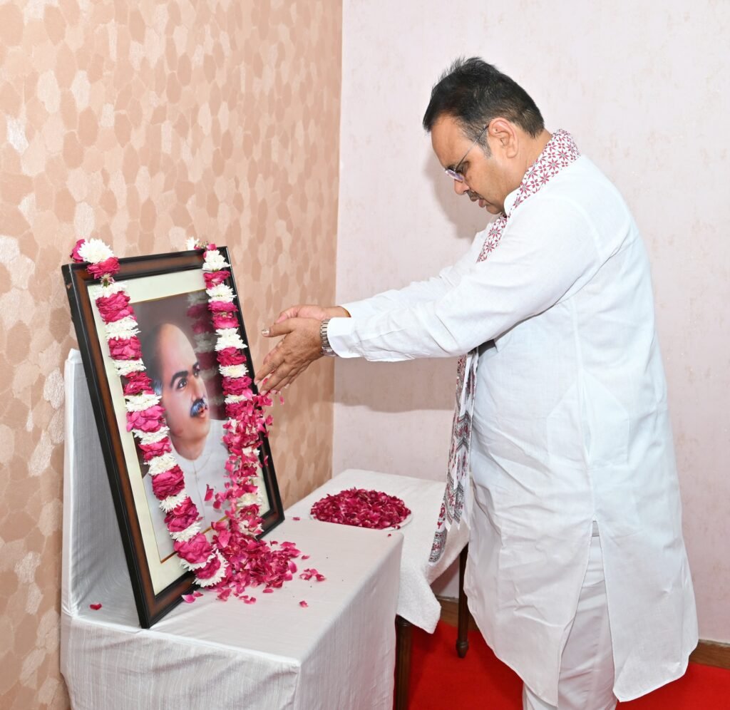 डॉ. श्यामा प्रसाद मुखर्जी जयंती पर मुख्यमंत्री भजनलाल शर्मा पुष्पांजलि अर्पित करते हुए