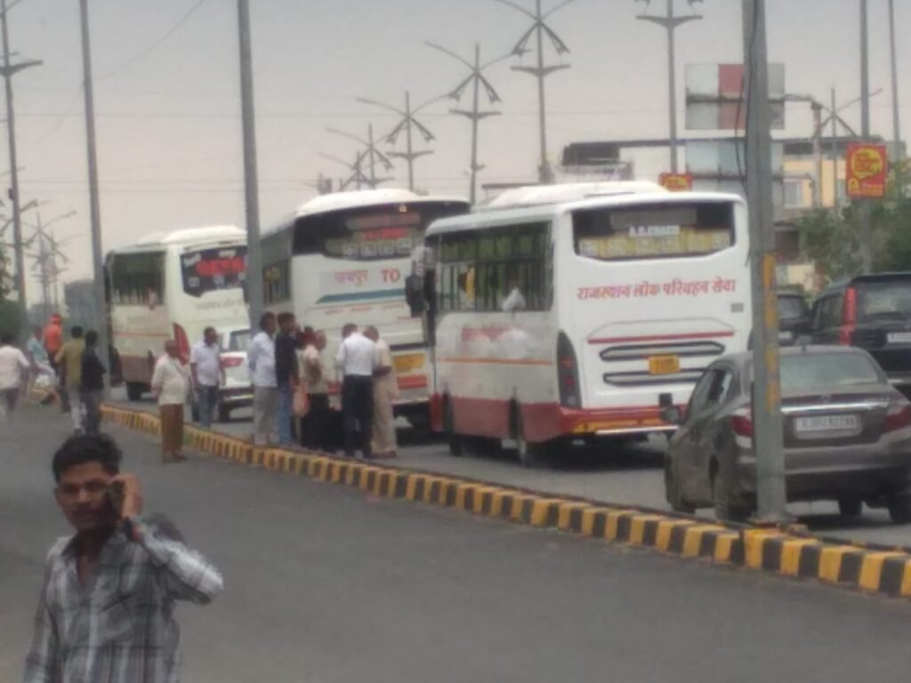 जयपुर में मोबाइल कोर्ट ने शराब पीकर वाहन चलाने वालों के खिलाफ विशेष जांच अभियान चलाया।