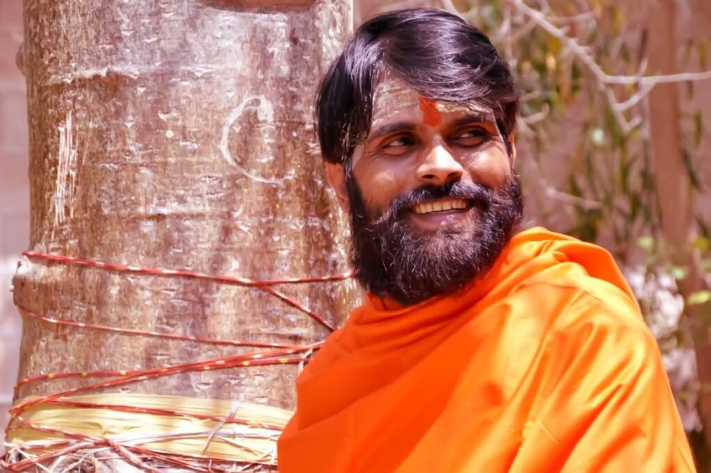 ट्रीमैन ऑफ इंडिया विष्णु लाम्बा महाकाल दंडवत यात्रा के दौरान बिल्व पौधा लेकर पर्यावरण संरक्षण का संदेश देते हुए