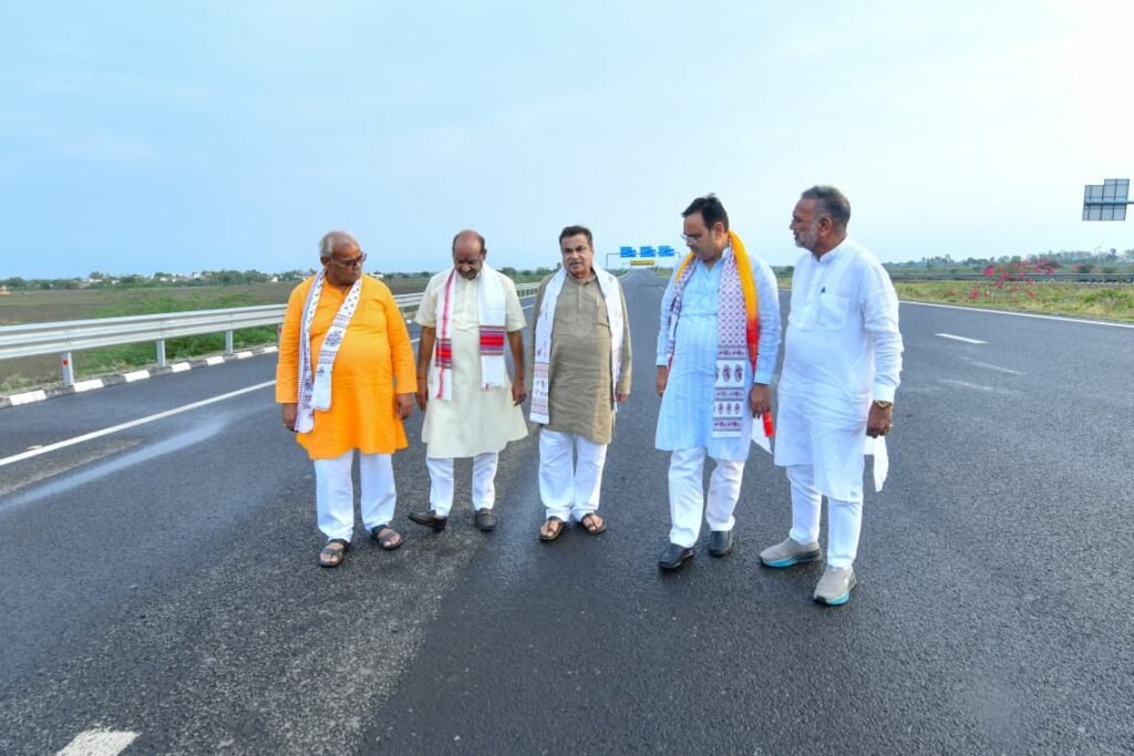 लोकसभा अध्यक्ष ओम बिरला, मुख्यमंत्री भजनलाल शर्मा और केंद्रीय मंत्री नितिन गडकरी बूंदी के लबान इंटरचेंज पर दिल्ली-वडोदरा एक्सप्रेसवे का निरीक्षण करते हुए।