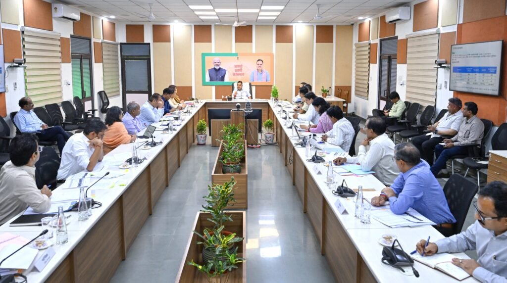 मुख्यमंत्री अधिकारियों के साथ समीक्षा बैठक में