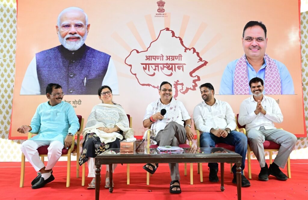 मुख्यमंत्री भजनलाल शर्मा सचिवालय अधिकारी एवं कर्मचारी संघ के प्रतिनिधियों से मुलाकात करते हुए