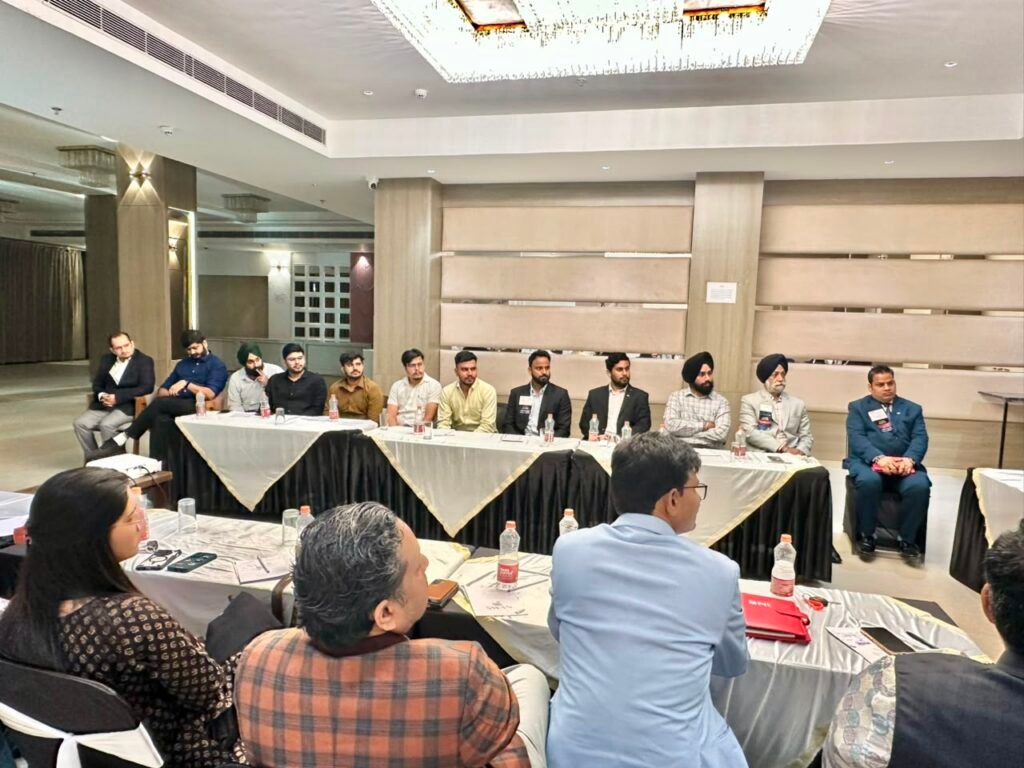 ग्रीन वॉरियर अवॉर्ड प्राप्त करते ग्रीन आर्मी के संस्थापक पवन कुमार जैन