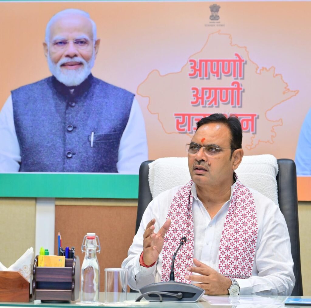शहरी सेवा शिविर में नागरिकों को पट्टे और सरकारी सेवाएं प्रदान करते अधिकारी