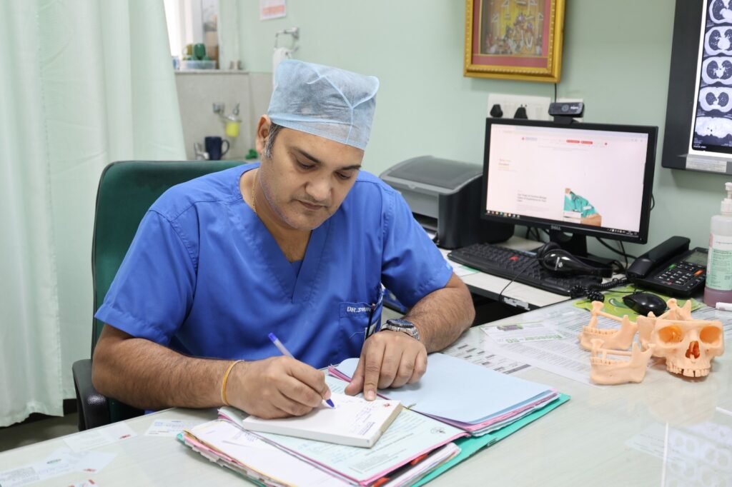 एआई और 3डी प्रिंटिंग तकनीक के साथ कैंसर सर्जरी करते विशेषज्ञ डॉक्टर