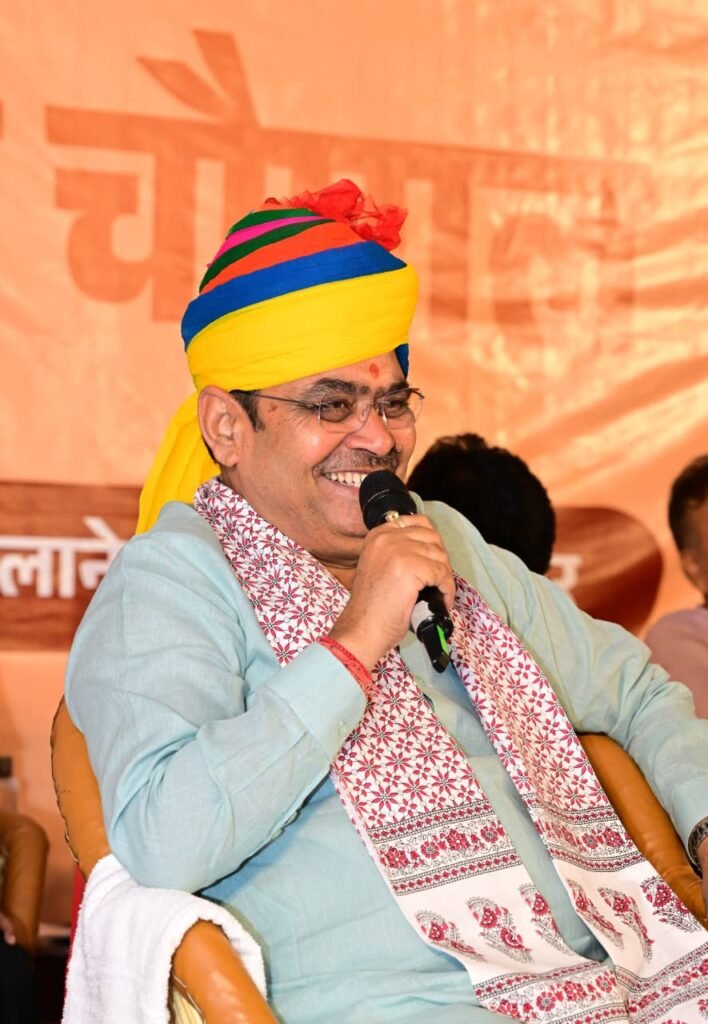 मुख्यमंत्री भजनलाल शर्मा डेगाना में ग्राम विकास चौपाल के दौरान राजीविका महिलाओं से संवाद करते हुए