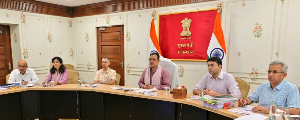 राज उन्नति समीक्षा बैठक में मुख्यमंत्री भजनलाल शर्मा अधिकारियों के साथ समीक्षा करते हुए