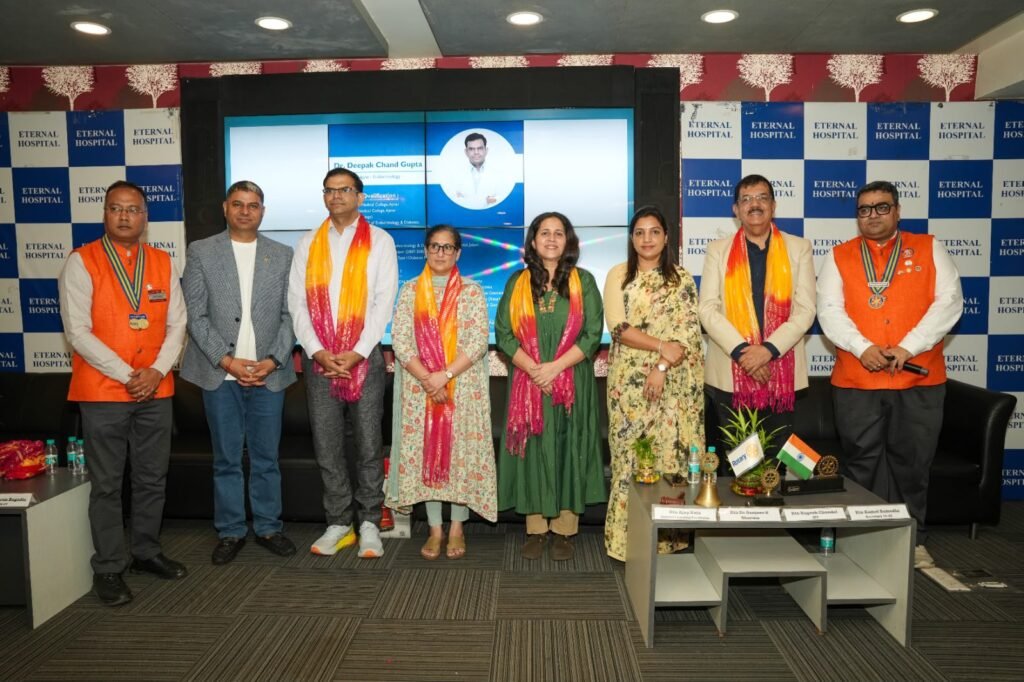 डॉ. भवानी मिश्रा रोटरी क्लब जयपुर अशोक के अध्यक्ष पद ग्रहण करते हुए