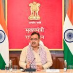 राजस्थान के गांव में आयुष्मान आरोग्य मंदिर पर स्वास्थ्य जांच कराते ग्रामीण