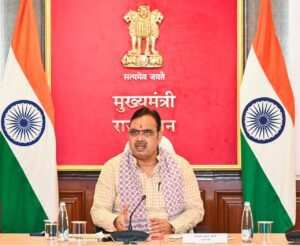 राजस्थान के गांव में आयुष्मान आरोग्य मंदिर पर स्वास्थ्य जांच कराते ग्रामीण