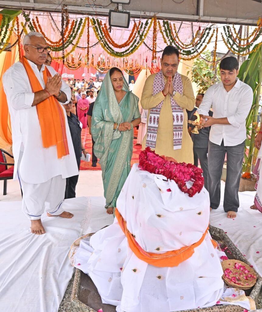 मुख्यमंत्री भजनलाल शर्मा गुरु पूर्णिमा पर श्रीनाथजी मंदिर परिसर में संतों का सम्मान करते हुए
