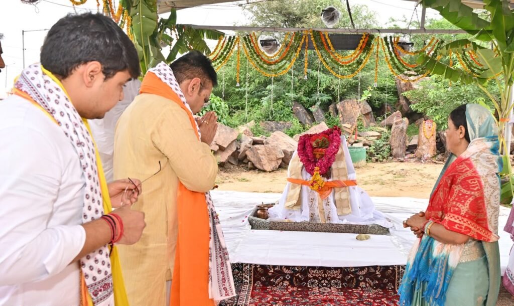 मुख्यमंत्री भजनलाल शर्मा सपत्नीक श्रीनाथजी मंदिर में पंचामृत अभिषेक करते हुए