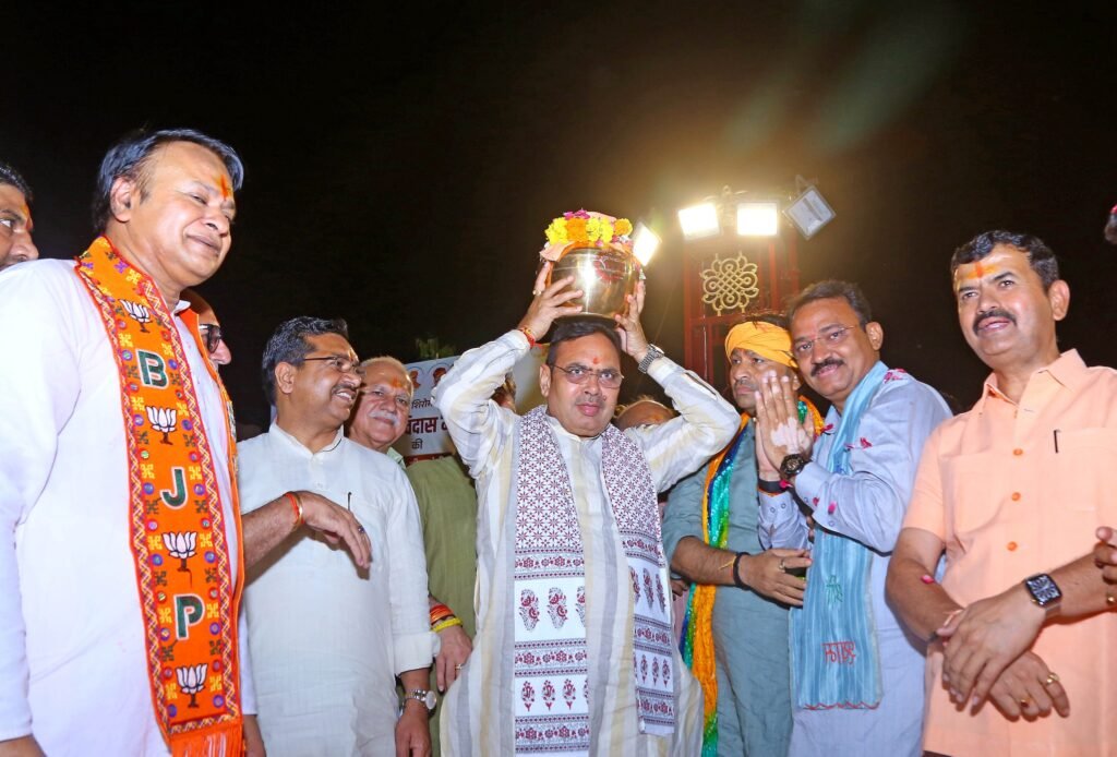 जयपुर में भाजपा समरसता संकल्प अभियान के तहत संत रविदास कलश यात्रा का स्वागत करते मुख्यमंत्री भजनलाल शर्मा