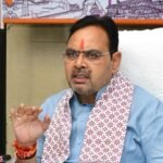 मुख्यमंत्री भजनलाल शर्मा सेवानिवृत्त SC-ST अधिकारियों से संवाद करते हुए