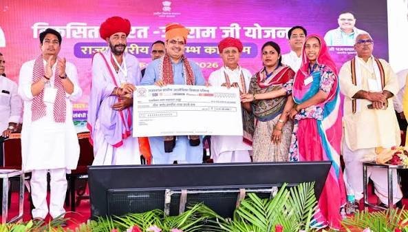 विकसित भारत-जीरामजी योजना के शुभारंभ पर ब्यावर में मुख्यमंत्री द्वारा रोजगार गारंटी कार्ड और स्कूटी वितरण