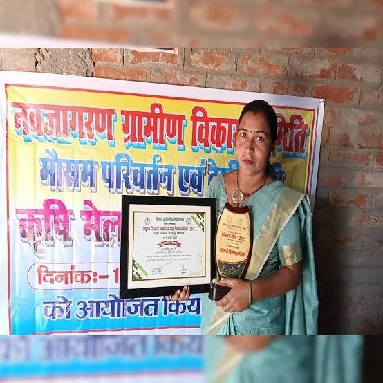 सरोज देवी बहुस्तरीय खेती मॉडल में पपीता, अमरूद, पालक और मिर्च की खेती करती हुई।