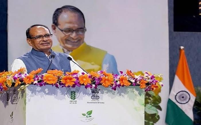 वृक्ष मित्र अभियान के दौरान पर्यावरण संरक्षण का संदेश देते केंद्रीय मंत्री शिवराज सिंह चौहान