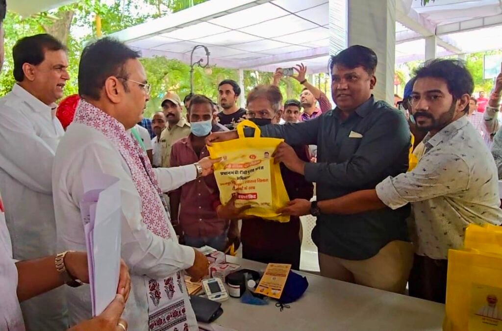राजस्थान के गांव में हैंड हेल्ड डिजिटल एक्स-रे मशीन से टीबी जांच करते स्वास्थ्यकर्मी