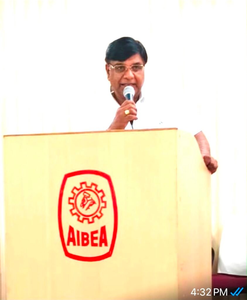सहकारी बैंक संविदा कर्मचारी हटाने के विरोध में यूनियन द्वारा रजिस्ट्रार को ज्ञापन सौंपते कर्मचारी नेता