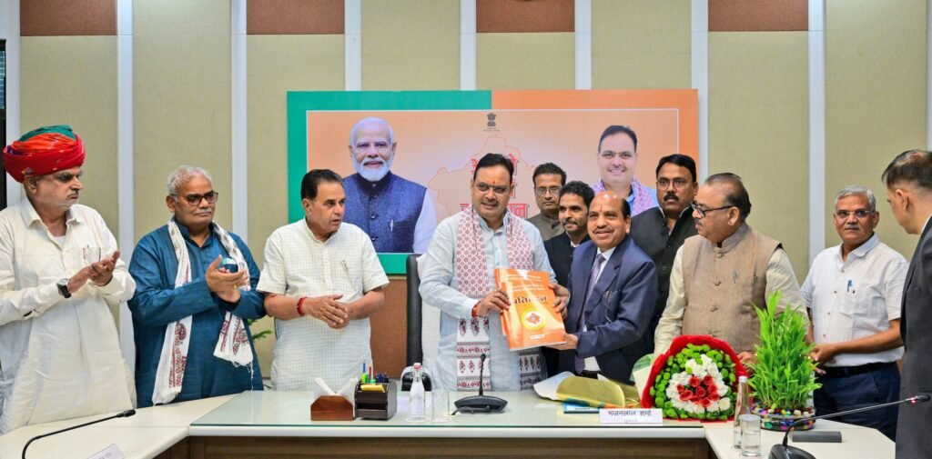 मुख्यमंत्री भजनलाल शर्मा को ओबीसी राजनीतिक प्रतिनिधित्व आयोग द्वारा प्रतिवेदन सौंपते हुए