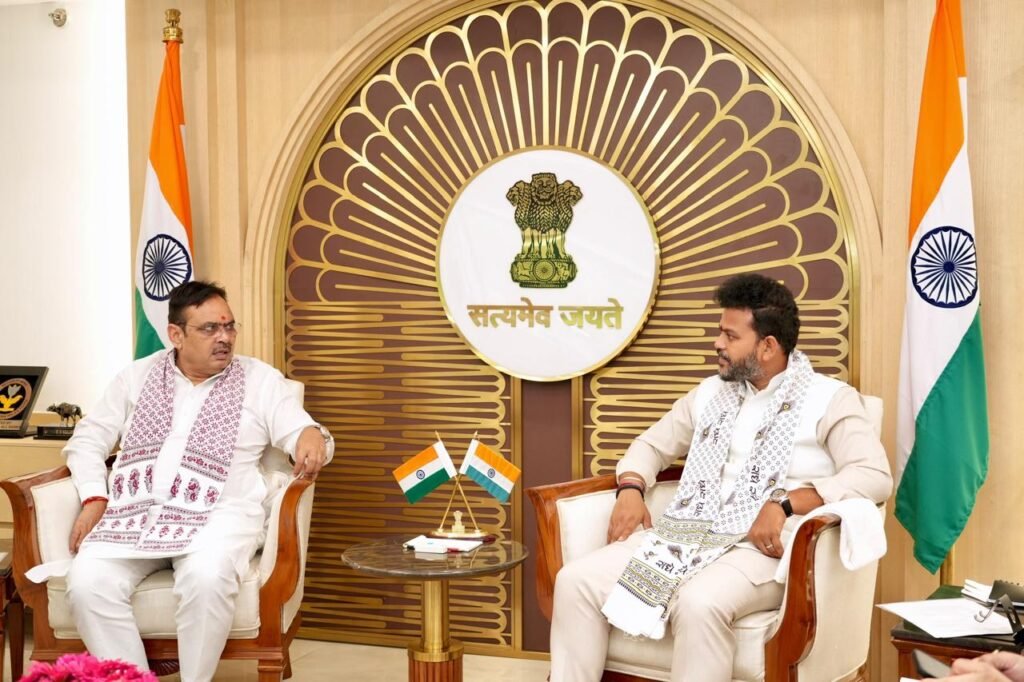 मुख्यमंत्री भजनलाल शर्मा केंद्रीय नागरिक उड्डयन मंत्री राम मोहन नायडू से नई दिल्ली में मुलाकात करते हुए