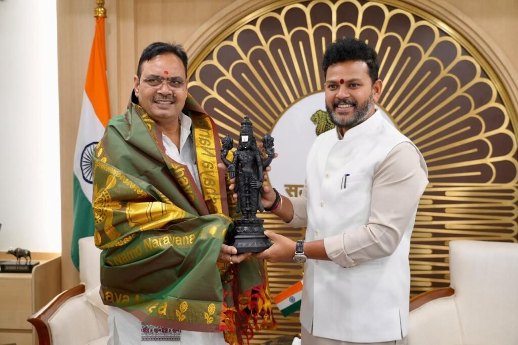 नई दिल्ली में मुख्यमंत्री और अमित शाह यमुना जल समझौता तथा राजस्थान विकास पर चर्चा करते हुए