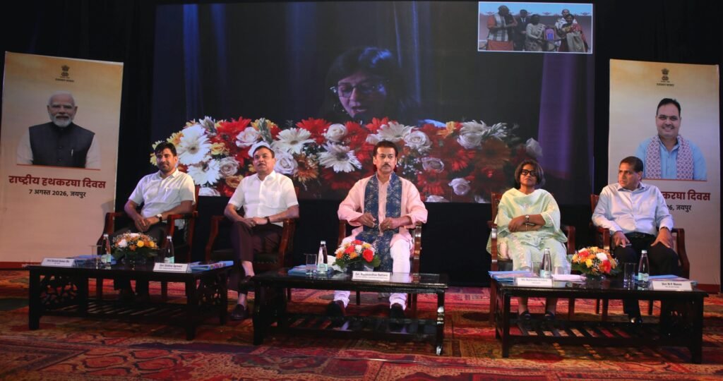 जवाहर कला केंद्र जयपुर में राष्ट्रीय हथकरघा दिवस समारोह के दौरान राज्यवर्धन राठौड़ बुनकरों को सम्मानित करते हुए