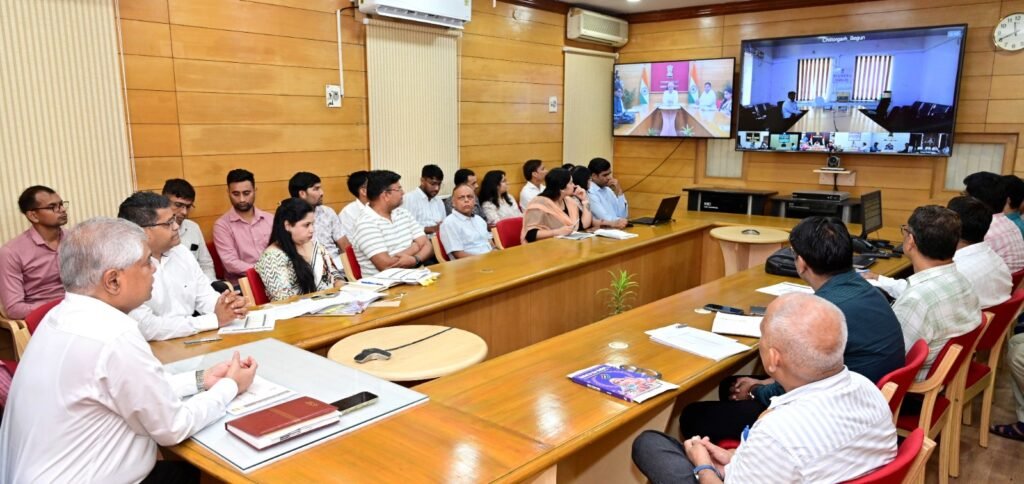 राज्य निर्वाचन आयुक्त राजेश्वर सिंह वीडियो कॉन्फ्रेंसिंग के माध्यम से नगरीय निकाय और पंचायती राज चुनाव तैयारियों की समीक्षा करते हुए