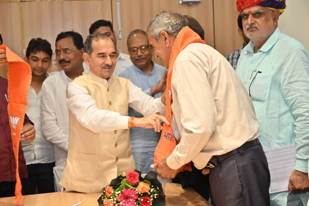 सुजानगढ़ में भाजपा सदस्यता ग्रहण करते पूर्व रालोपा नेता और मदन राठौड़