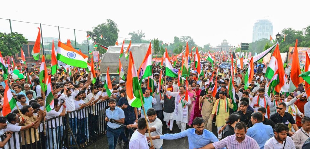राजस्थान अत्याधुनिक रक्त संग्रहण वाहन को हरी झंडी दिखाते जे.पी. नड्डा और मुख्यमंत्री भजनलाल शर्मा