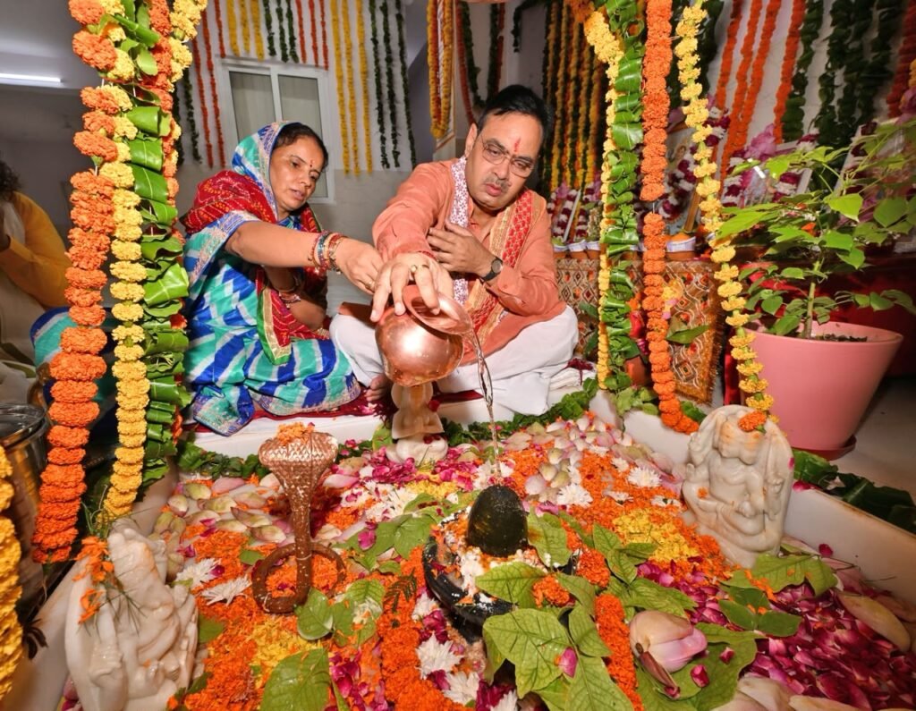 श्रावण मास दूसरा सोमवार पर मुख्यमंत्री भजनलाल शर्मा राज राजेश्वरी मंदिर में भगवान शिव की पूजा करते हुए