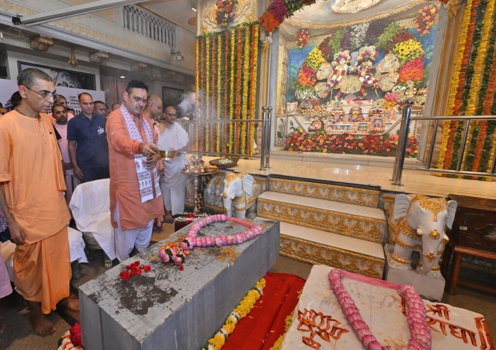मुख्यमंत्री भजनलाल शर्मा गुप्त वृंदावन धाम में राधा-कृष्ण शिला का पूजन करते हुए