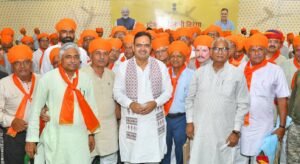मुख्यमंत्री भजनलाल शर्मा लोकतंत्र सेनानियों का सम्मान करते हुए