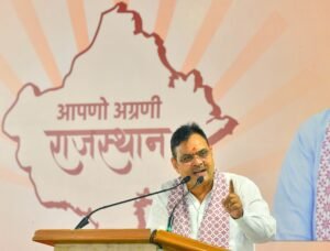 मुख्यमंत्री भजनलाल शर्मा लोकतंत्र सेनानी सम्मान समारोह में लोकतंत्र सेनानियों को संबोधित करते हुए