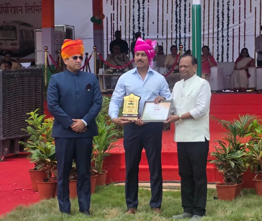 स्वतंत्रता दिवस समारोह में सुभाष गोयल को सामाजिक कार्यों के लिए सम्मानित करते अतिथि