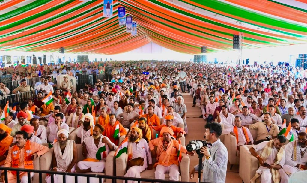 राजस्थान में जल जीवन मिशन के तहत ग्रामीण घरों तक नल से जल पहुंचता हुआ