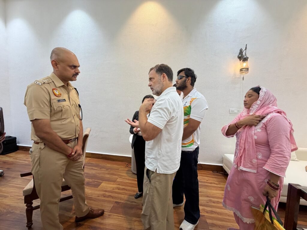 राहुल गांधी साहिल के साथ पुलिस स्टेशन पहुंचे