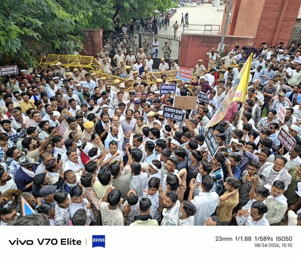 नरेश मीणा की रिहाई की मांग को लेकर बारां में प्रदर्शन करते लोग