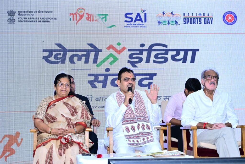 राष्ट्रीय खेल दिवस पर खिलाड़ियों से संवाद करते मुख्यमंत्री भजनलाल शर्मा