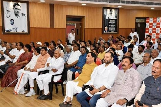 भाजपा प्रदेश कार्यालय में मन की बात कार्यक्रम सुनते मदन राठौड़ और भाजपा नेता
