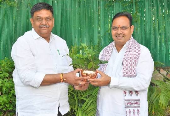मुख्यमंत्री भजनलाल शर्मा हरियालो राजस्थान अभियान की समीक्षा करते हुए